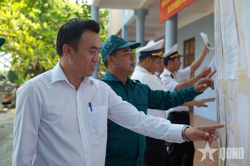 Cử tri trên đảo Trường Sa nghiên cứu, tìm hiểu lý lịch trích ngang của những người ứng cử đại biểu Quốc hội khóa XVI và đại biểu HĐND các cấp nhiệm kỳ 2026-2031.