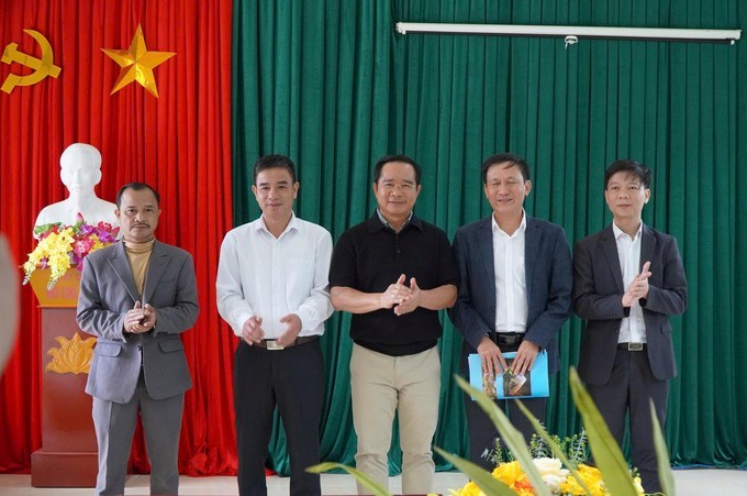 Đồng ch&iacute; Nguyễn Văn Được tặng qu&agrave; tại x&atilde; Thượng Trạch. (Ảnh: SGGP)