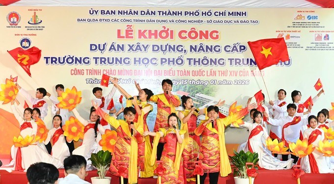 Kh&ocirc;ng kh&iacute; h&acirc;n hoan của Lễ khởi c&ocirc;ng dự &aacute;n x&acirc;y dựng, n&acirc;ng cấp Trường THPT Trung Ph&uacute;. (Ảnh: SGGP)