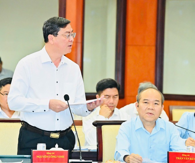 Ph&oacute; Chủ tịch UBND TPHCM Nguyễn C&ocirc;ng Vinh b&aacute;o c&aacute;o tại hội nghị. (Ảnh: SGGP)