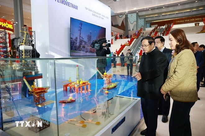 Thủ tướng Phạm Minh Ch&iacute;nh kiểm tra khu trưng b&agrave;y c&aacute;c sản phẩm ti&ecirc;u biểu. (Ảnh: TTXVN)