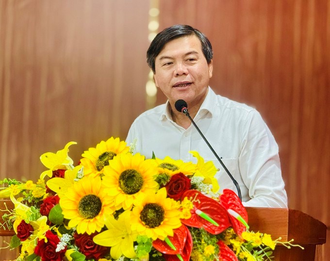 Ông Tăng Hữu Phong trình bày chương trình hành động trước cử tri phường Cầu Kiệu