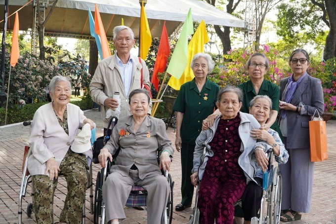 Những chiến sĩ biệt động năm xưa vui mừng gặp lại. (Ảnh: SGGP)