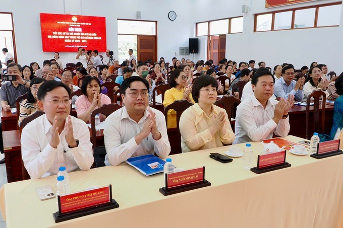 Lãnh đạo thành phố, lãnh đạo phường An Đông và cử tri dự hội nghị. (Ảnh: SGGP)