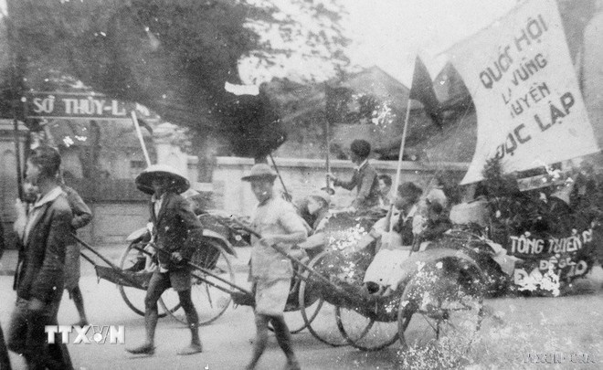 Nh&acirc;n d&acirc;n lao động Thủ đ&ocirc; cổ động cho ng&agrave;y Tổng tuyển cử đầu ti&ecirc;n. (Nguồn: Tư liệu TTXVN)