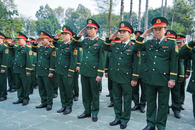 Đoàn đại biểu dâng hương, dành một phút mặc niệm tưởng nhớ các Mẹ Việt Nam Anh hùng, các Anh hùng liệt sĩ tại Nghĩa trang Liệt sĩ Củ Chi (xã An Nhơn Tây)