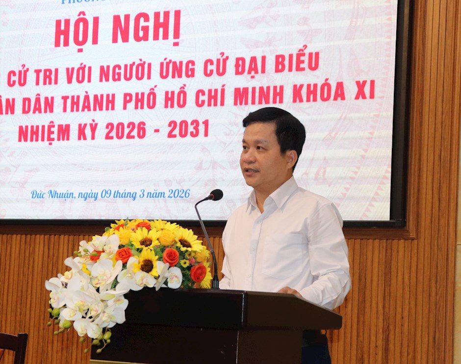 Ông Nguyễn Hồng Tâm trình bày chương trình hành động tại buổi tiếp xúc cử tri phường Đức Nhuận. Ảnh: THÁI PHƯƠNG