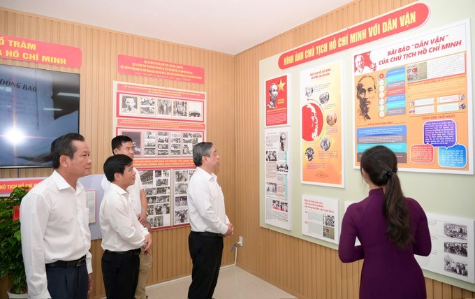 Đồng ch&iacute; Nguyễn Phước Lộc nghe giới thiệu về Kh&ocirc;ng gian văn h&oacute;a Hồ Ch&iacute; Minh tại x&atilde; Hồ Tr&agrave;m. (Ảnh: SGGP)