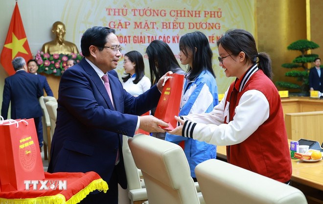 Thủ tướng Phạm Minh Ch&iacute;nh tặng qu&agrave; biểu dương học sinh đoạt giải tại c&aacute;c kỳ thi quốc tế năm 2025. (Ảnh: TTXVN)