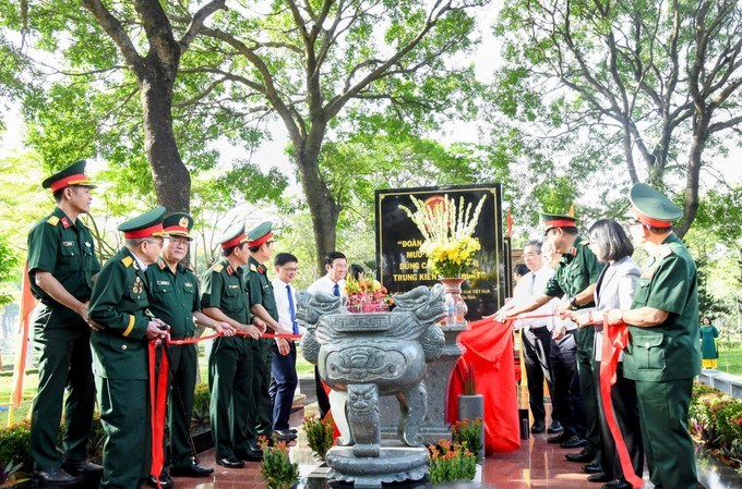 C&aacute;c đại biểu thực hiện nghi thức kh&aacute;nh th&agrave;nh Bia tưởng niệm. (Ảnh: SGGP)