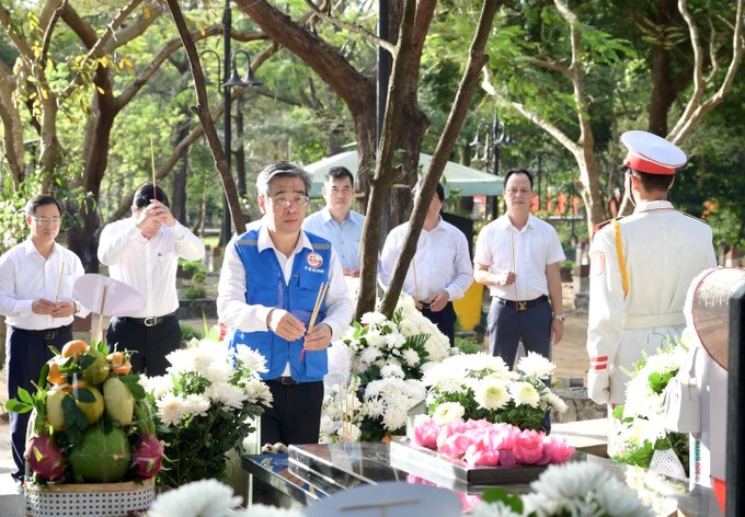 Đồng chí Nguyễn Phước Lộc và đoàn đại biểu dâng hương tưởng nhớ nữ Anh hùng liệt sĩ Võ Thị Sáu. (Ảnh: SGGP)
