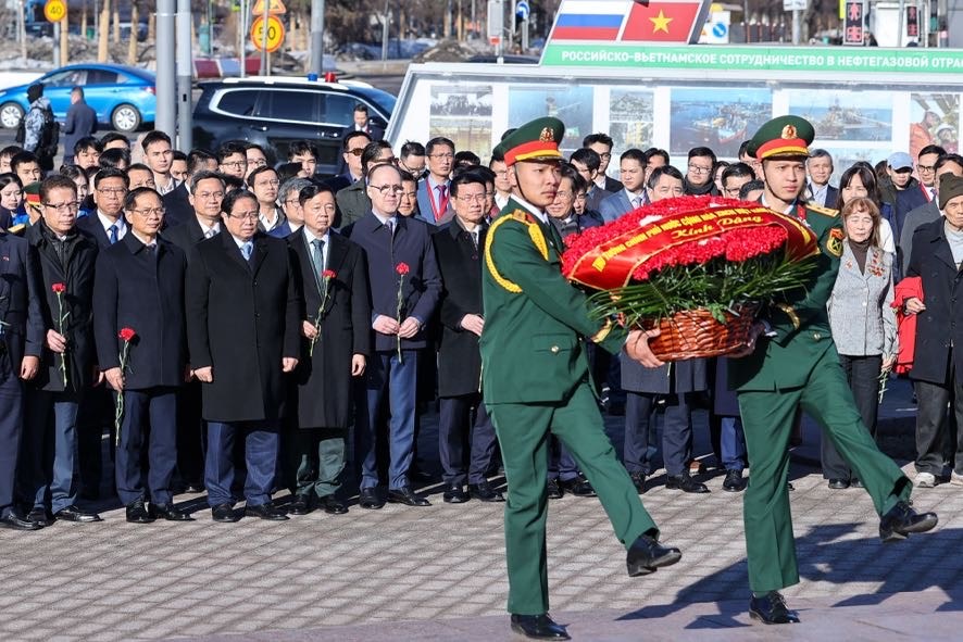 Thủ tướng Phạm Minh Chính cùng đoàn đại biểu cấp cao Việt Nam dâng hoa tưởng nhớ Chủ tịch Hồ Chí Minh, lãnh tụ kính yêu của nhân dân Việt Nam. (Ảnh: VGP)