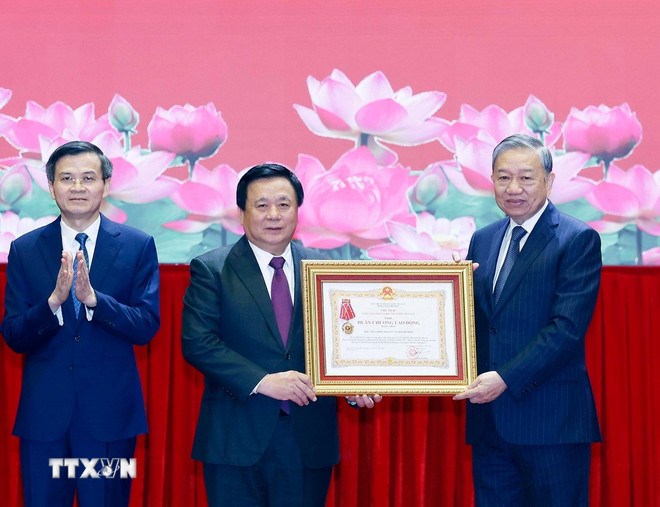 Tổng B&iacute; thư T&ocirc; L&acirc;m trao Hu&acirc;n chương Lao động Hạng Nhất tặng Học viện Ch&iacute;nh trị Quốc gia Hồ Ch&iacute; Minh. (Ảnh: TTXVN)