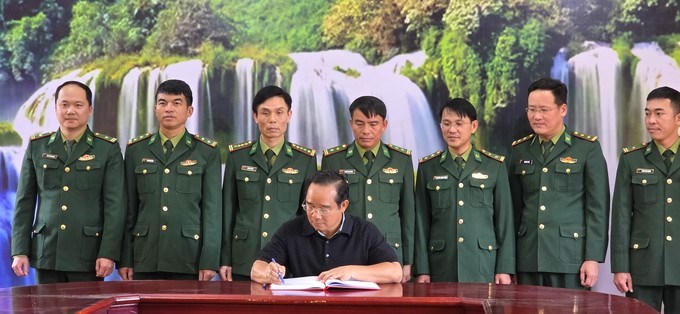 Đồng ch&iacute; Nguyễn Văn Được viết lưu b&uacute;t tại đồn bi&ecirc;n ph&ograve;ng Cồn Ro&agrave;ng. (Ảnh: SGGP)