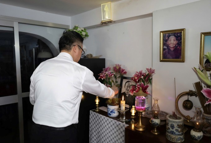 Phó Bí thư Thành ủy TPHCM Đặng Minh Thông thắp hương tưởng niệm cố Linh mục Phêrô Phan Khắc Từ. (Ảnh: SGGP)