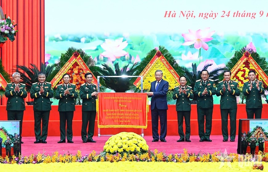 Thay mặt lãnh đạo Đảng, Nhà nước, Quân ủy Trung ương, Tổng Bí thư Tô Lâm, Bí thư Quân ủy Trung ương tặng Đại hội Thi đua Quyết thắng toàn quân lần thứ XI bức trướng với 16 chữ vàng. (Ảnh: QĐND)