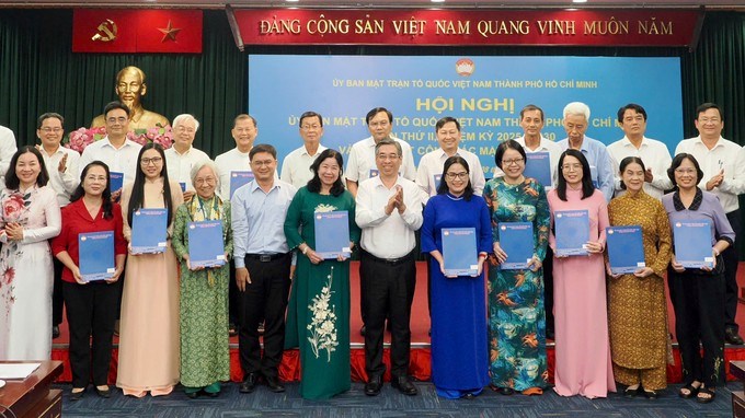 C&ocirc;ng bố Quyết định th&agrave;nh lập c&aacute;c HĐTV v&agrave; ra mắt Ban Chủ nhiệm. (Ảnh: SGGP)