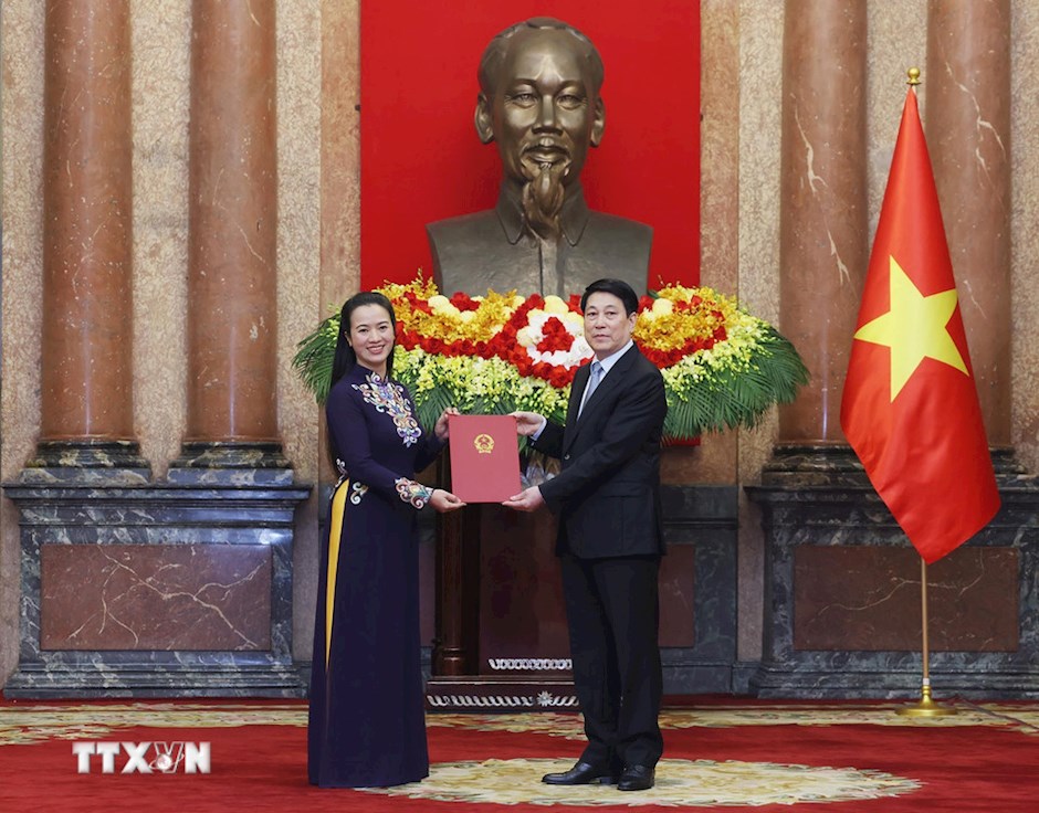 Chủ tịch nước Lương Cường trao quyết định bổ nhiệm Đại sứ đặc mệnh to&agrave;n quyền Việt Nam nhiệm kỳ 2025 &ndash; 2028 đối với đồng ch&iacute; Đỗ Th&ugrave;y Dương. (Ảnh: TTXVN)