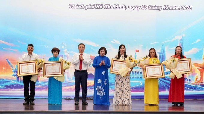 C&aacute;c c&aacute; nh&acirc;n vinh dự nhận Bằng khen của Thủ tướng Ch&iacute;nh phủ. (Ảnh: SGGP)