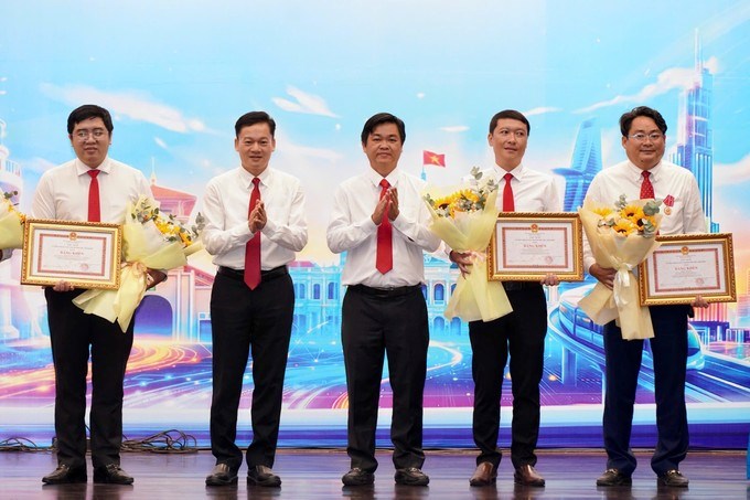 C&aacute;c c&aacute; nh&acirc;n vinh dự nhận Bằng khen của Chủ tịch UBND TPHCM. (Ảnh: SGGP)
