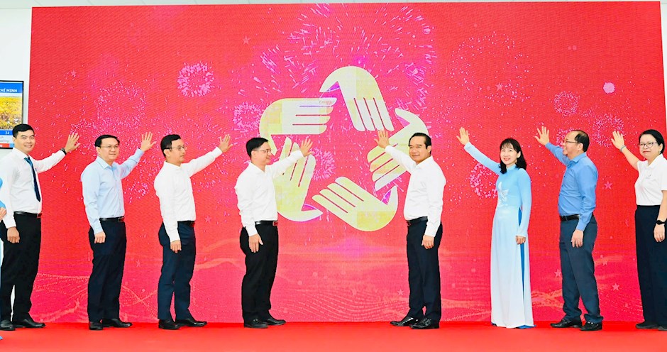 Chủ tịch UBND TPHCM Nguyễn Văn Được c&ugrave;ng đại biểu thực hiện nghi thức ra mắt Trung t&acirc;m Phục vụ h&agrave;nh ch&iacute;nh c&ocirc;ng TPHCM. Ảnh: SGGP