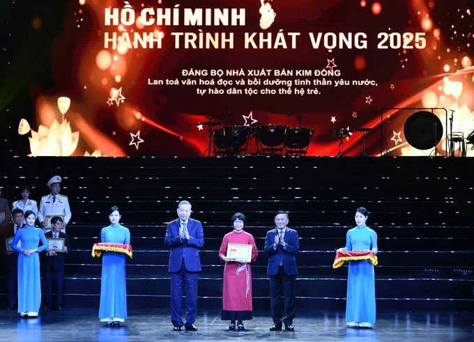 Tổng B&iacute; thư T&ocirc; L&acirc;m trao giấy chứng nhận, Thường trực Ban B&iacute; thư Trần Cẩm T&uacute; trao biểu trưng cho c&aacute;c c&aacute; nh&acirc;n, tập thể điển h&igrave;nh trong học tập v&agrave; l&agrave;m theo tư tưởng, đạo đức, phong c&aacute;ch Hồ Ch&iacute; Minh. (Ảnh: SGGP)