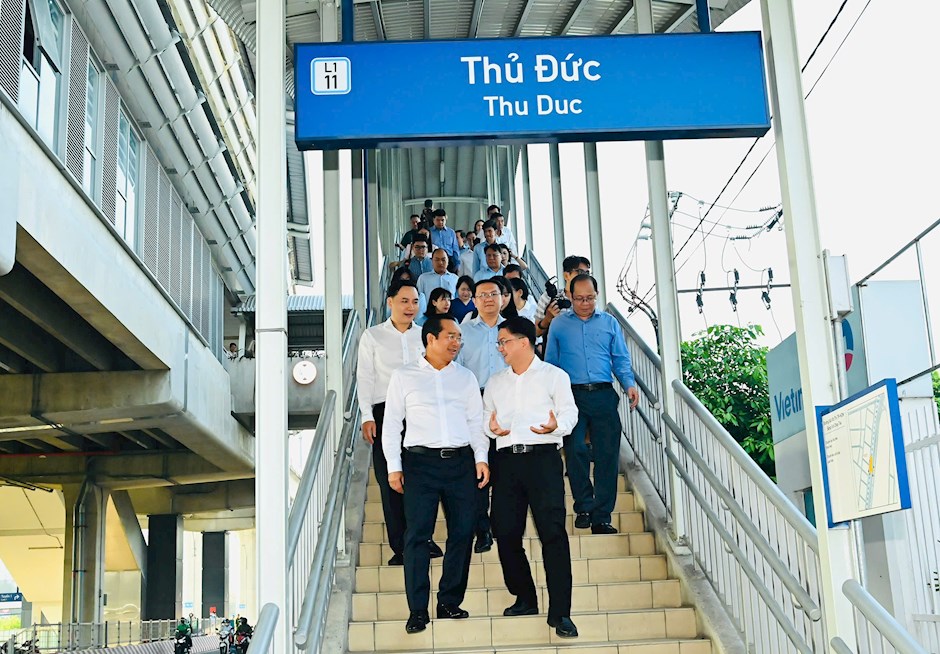 Đo&agrave;n đi bộ từ ga Thủ Đức đến Trung t&acirc;m Phục vụ h&agrave;nh ch&iacute;nh c&ocirc;ng. Ảnh:SGGP