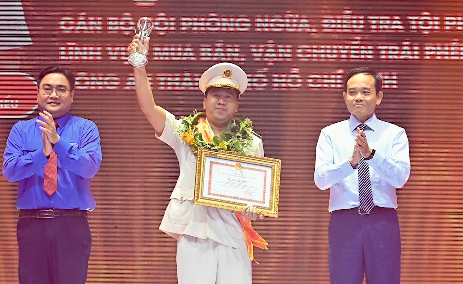 B&iacute; thư Th&agrave;nh ủy TPHCM Trần Lưu Quang v&agrave; B&iacute; thư Th&agrave;nh đo&agrave;n TPHCM Ng&ocirc; Minh Hải tuy&ecirc;n dương c&ocirc;ng d&acirc;n trẻ ti&ecirc;u biểu. Ảnh: SGGP