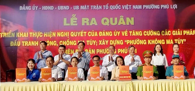 Đại diện c&aacute;c ban ng&agrave;nh, đo&agrave;n thể, khu phố tr&ecirc;n địa b&agrave;n phường Ph&uacute; Lợi k&yacute; cam kết, quyết t&acirc;m đẩy l&ugrave;i tệ nạn ma t&uacute;y