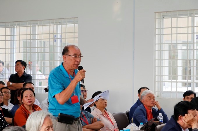 Người d&acirc;n n&ecirc;u &yacute; kiến. (Ảnh: SGGP)