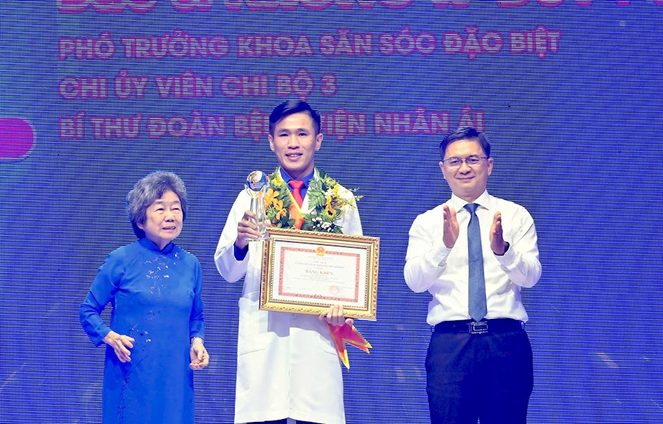 Ph&oacute; Chủ tịch UBND TPHCM Nguyễn Mạnh Cường v&agrave; Ph&oacute; Chủ nhiệm C&acirc;u lạc bộ Truyền thống Th&agrave;nh đo&agrave;n TPHCM Trương Mỹ Lệ tuy&ecirc;n dương B&aacute;c sĩ CKI Nr&ograve;ng K&rsquo; Duy Py. Ảnh: SGGP