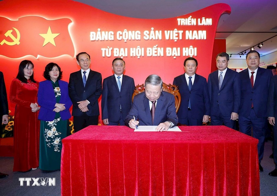 Tổng B&iacute; thư T&ocirc; L&acirc;m v&agrave; c&aacute;c đồng ch&iacute; l&atilde;nh đạo Đảng, Nh&agrave; nước cắt băng khai mạc Triển l&atilde;m 