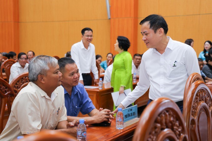 Người ứng cử đại biểu Quốc hội Lê Ngọc Sơn tiếp xúc với cử tri phường Bà Rịa