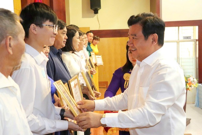 B&iacute; thư Đảng ủy phường T&acirc;n Sơn Nh&igrave; Nguyễn Trần Ph&uacute; trao bằng khen cho c&aacute;c tập thể (Ảnh SGGP)