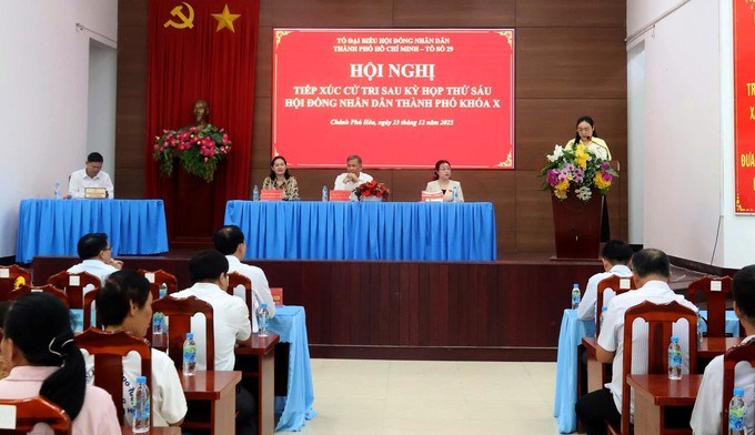 ĐB HĐND TPHCM trả lời phản &aacute;nh của cư tri. (Ảnh: SGGP)