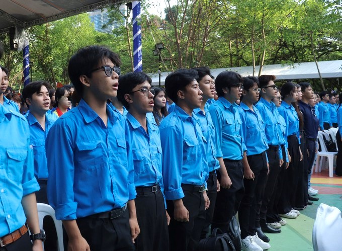 Thanh niên, hội viên Hội LHTN Việt Nam TPHCM tham dự Lễ chào cờ