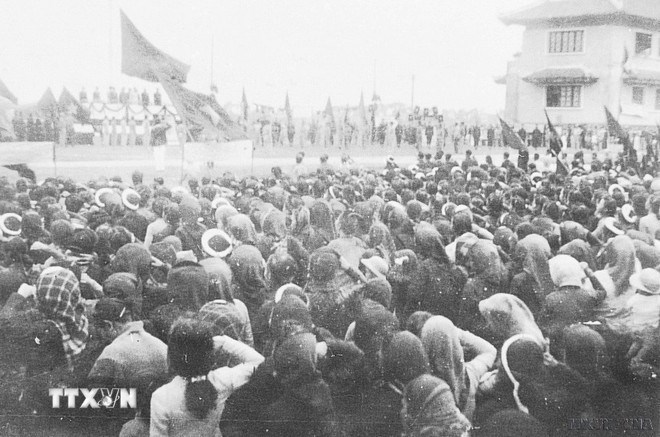 Ng&agrave;y 12/1/1946, h&agrave;ng vạn nh&acirc;n d&acirc;n Thủ đ&ocirc; tham dự lễ m&iacute;ttinh tại Khu học x&aacute; Trung ương (nay l&agrave; Đại học B&aacute;ch khoa H&agrave; Nội), ch&agrave;o mừng Chủ tịch Hồ Ch&iacute; Minh v&agrave; c&aacute;c đại biểu vừa tr&uacute;ng cử v&agrave;o Quốc hội kho&aacute; I. (Nguồn: Tư liệu TTXVN)