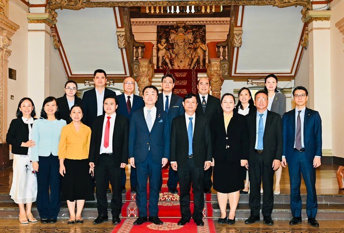 Đo&agrave;n đại biểu hai b&ecirc;n chụp ảnh lưu niệm. (Ảnh SGGP)