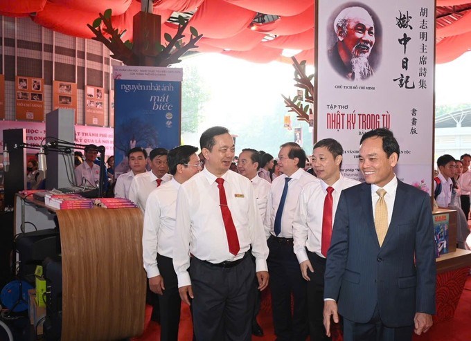 Bí thư Thành ủy TPHCM Trần Lưu Quang cùng các đồng chí lãnh đạo, đại biểu tham quan  khu vực triển lãm báo chí - xuất bản. (Ảnh: SGGP)