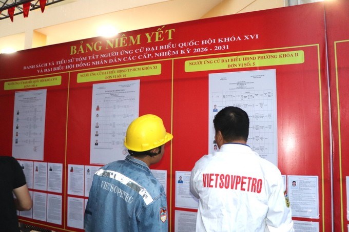 Cử tri tìm hiểu thông tin ứng cử viên tại khu vực bỏ phiếu số 7 (phường Tam Thắng). Ảnh: THÀNH HUY