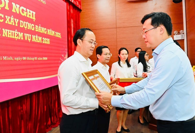 Đồng ch&iacute; L&ecirc; Quốc Phong tặng Bằng khen đến c&aacute;c c&aacute; nh&acirc;n.(Ảnh SGGP)