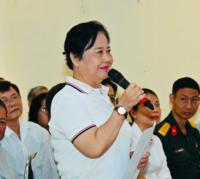 Cử tri phát biểu ý kiến, gửi gắm mong muốn đến những người ứng cử. (Ảnh: SGGP)