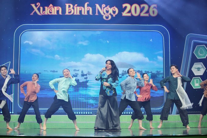 Ca sĩ Ngọc &Aacute;nh biểu diễn tiết mục 