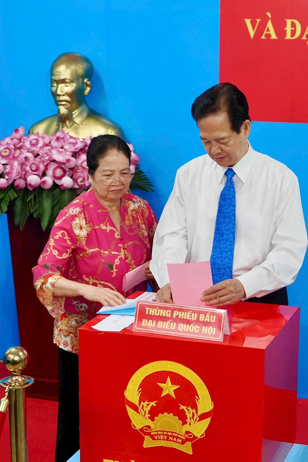 Nguyên Thủ tướng Chính phủ Nguyễn Tấn Dũng thực hiện quyền công dân, bỏ phiếu bầu cử ĐBQH khóa XVI và ĐB HĐND các cấp nhiệm kỳ 2026–2031 tại khu vực bỏ phiếu số 2, phường Xuân Hòa, sáng 15-3. Ảnh: HOÀNG HÙNG