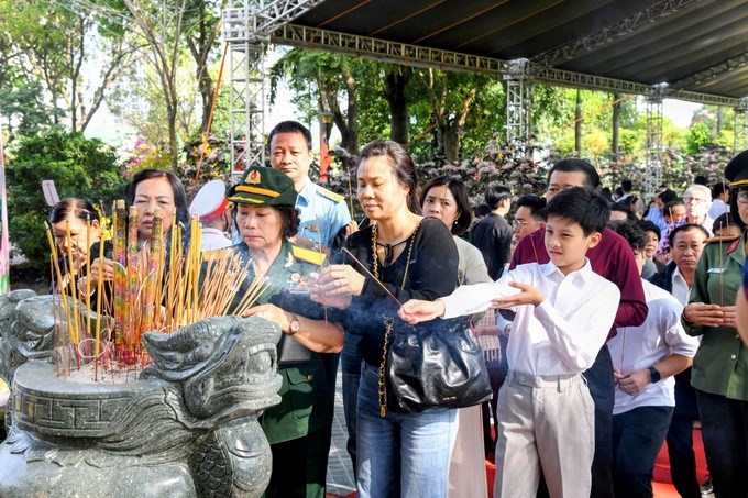 D&ograve;ng người về d&acirc;ng hương trước Bia tưởng niệm. (Ảnh: SGGP)