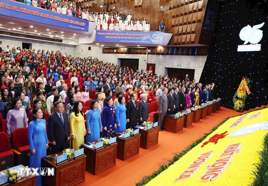 Tổng Bí thư Tô Lâm và các đại biểu thực hiện nghi lễ chào cờ. (Ảnh: TTXVN)