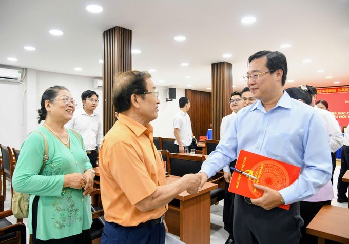 Phó Bí thư Thường trực Thành ủy TPHCM Lê Quốc Phong trao đổi với cử tri phường Bình Tây