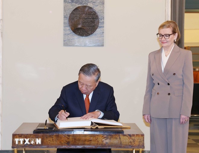 Tổng Bí thư Tô Lâm ký lưu bút. (Ảnh: TTXVN)