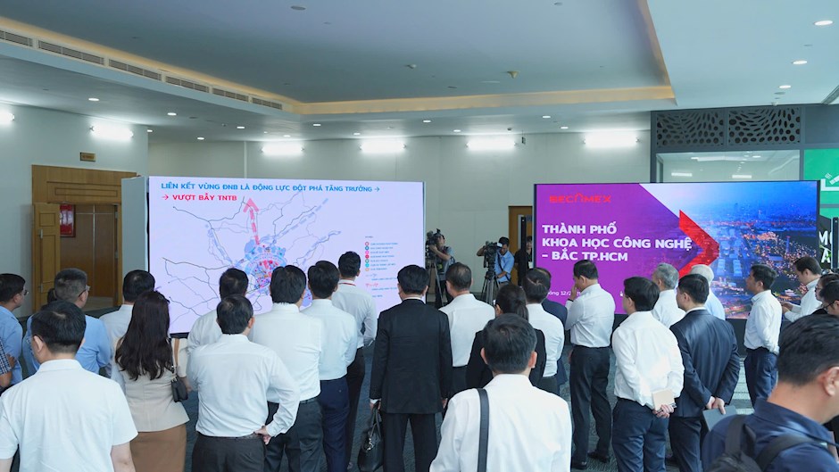 Đồng ch&iacute; Trần Lưu Quang c&ugrave;ng c&aacute;c đại biểu l&agrave;m việc tại Tập đo&agrave;n Becamex.