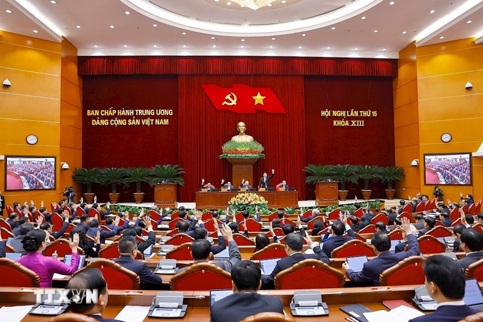 C&aacute;c đại biểu biểu quyết th&ocirc;ng qua chương tr&igrave;nh Hội nghị lần thứ 15 Ban Chấp h&agrave;nh Trung ương Đảng kh&oacute;a XIII. (Ảnh: TTXVN)